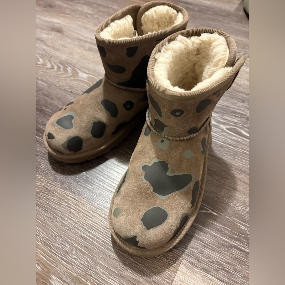 UGG kids - size 2 - like new